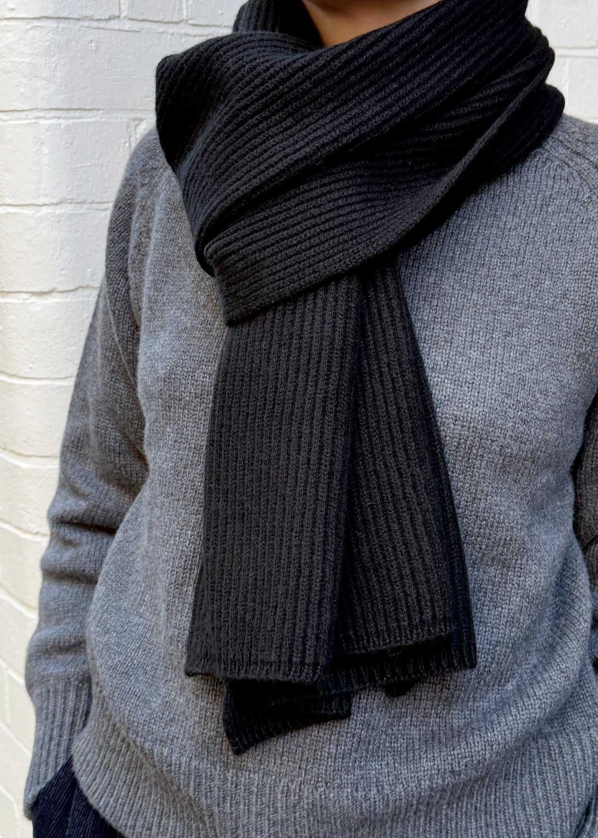 GALLAGHER CASHMERE SCARF — BLACK