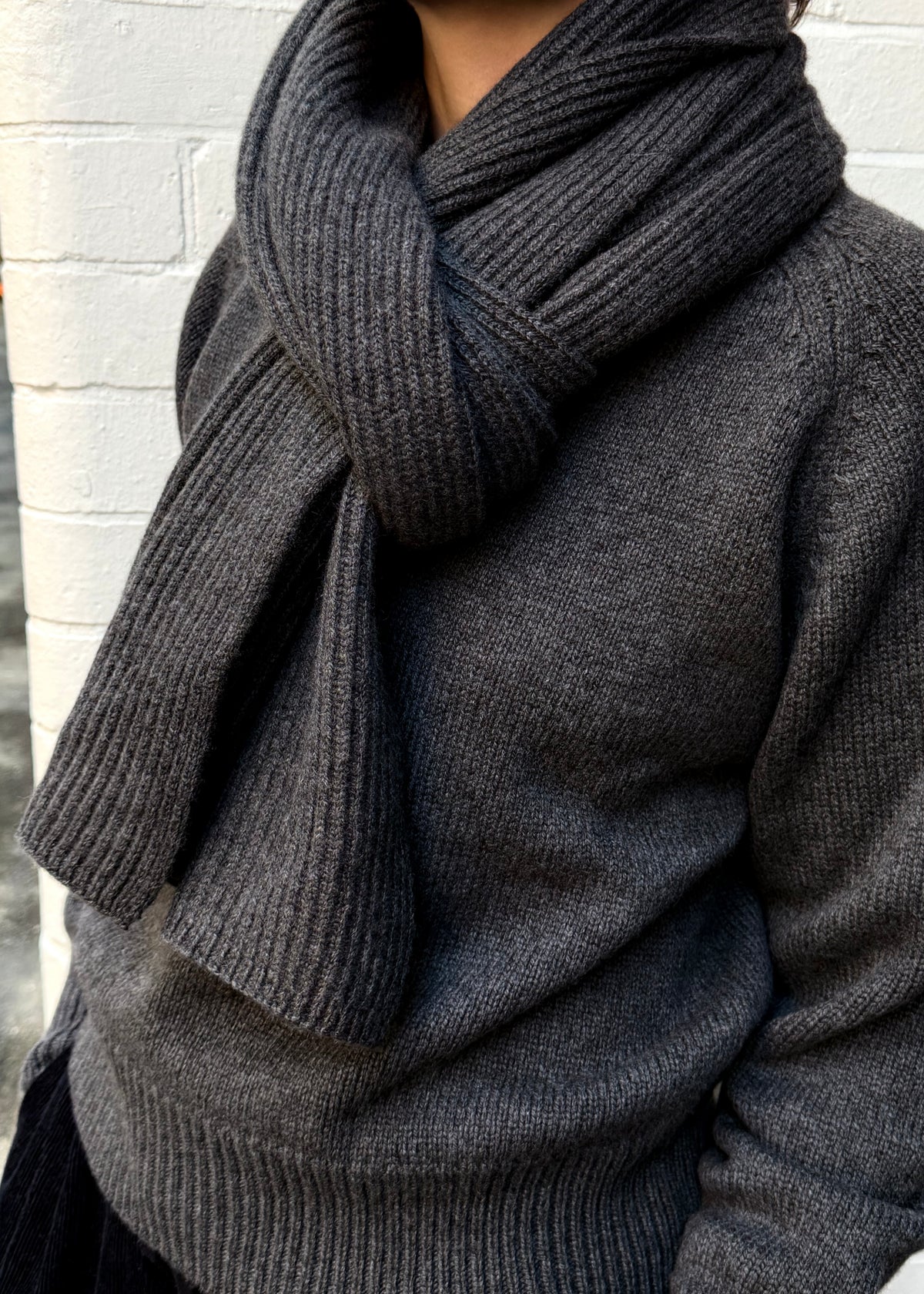 GALLAGHER CASHMERE SCARF — CHARCOAL