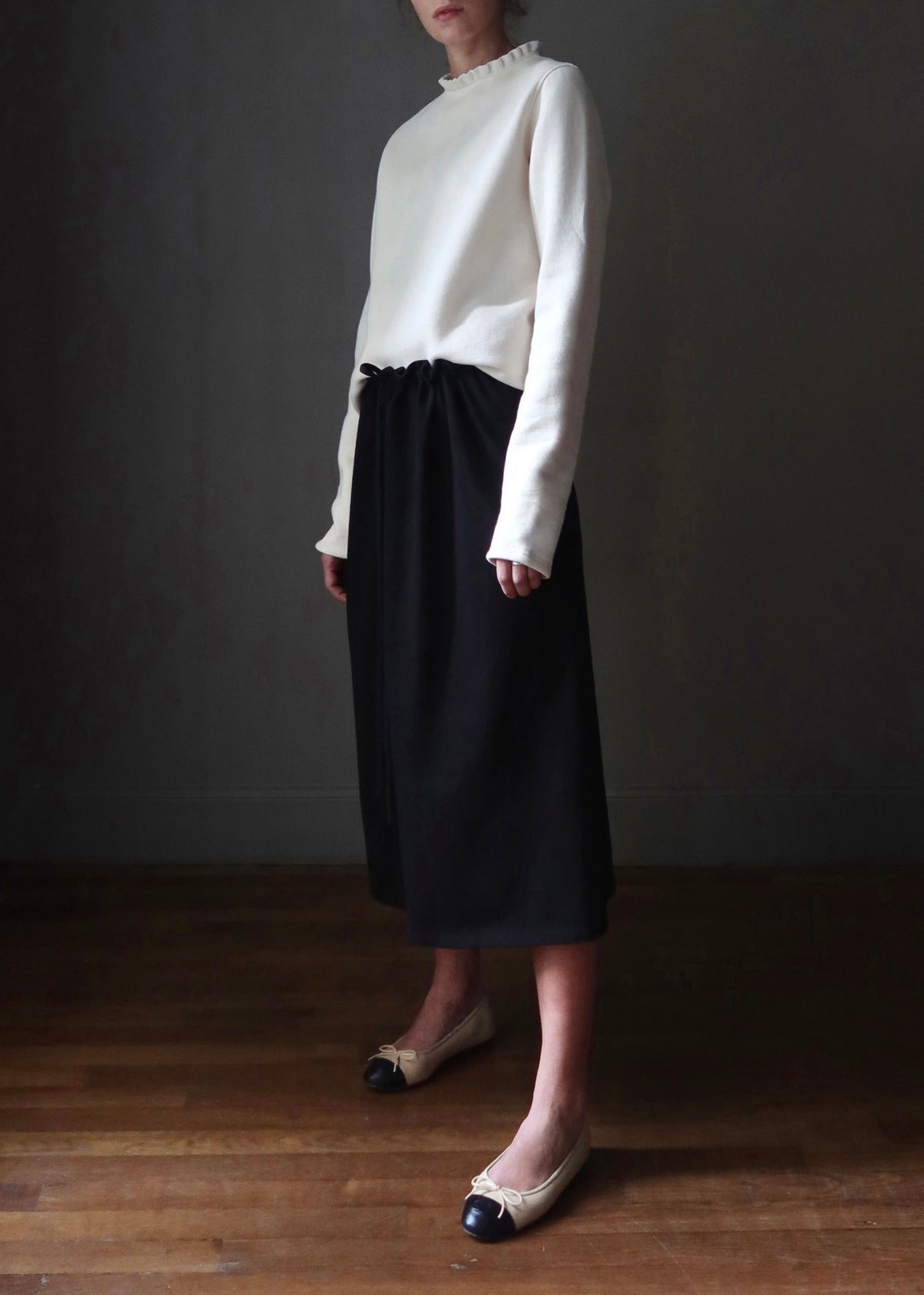 RUFFLED RIB SWEATBLOUSE — CREAM